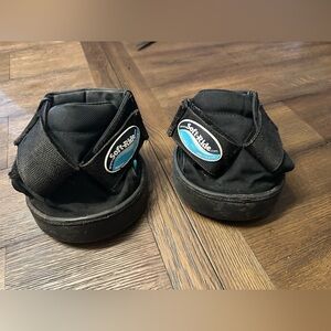 Horse Tack - PAIR Size 5 Soft Ride Gel Hoof Boots